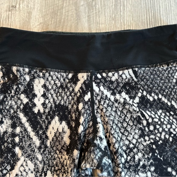 Nike Epic Lux All Over Snake Print Running Leggings Women’s Medium with Pockets. - Picture 4 of 13